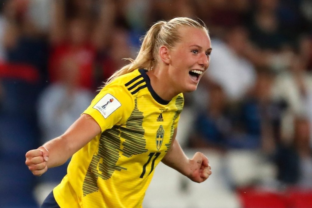 Svensk friidrottare i gulblå landslagsdräkt firar en framgång på tävlingsarenan.