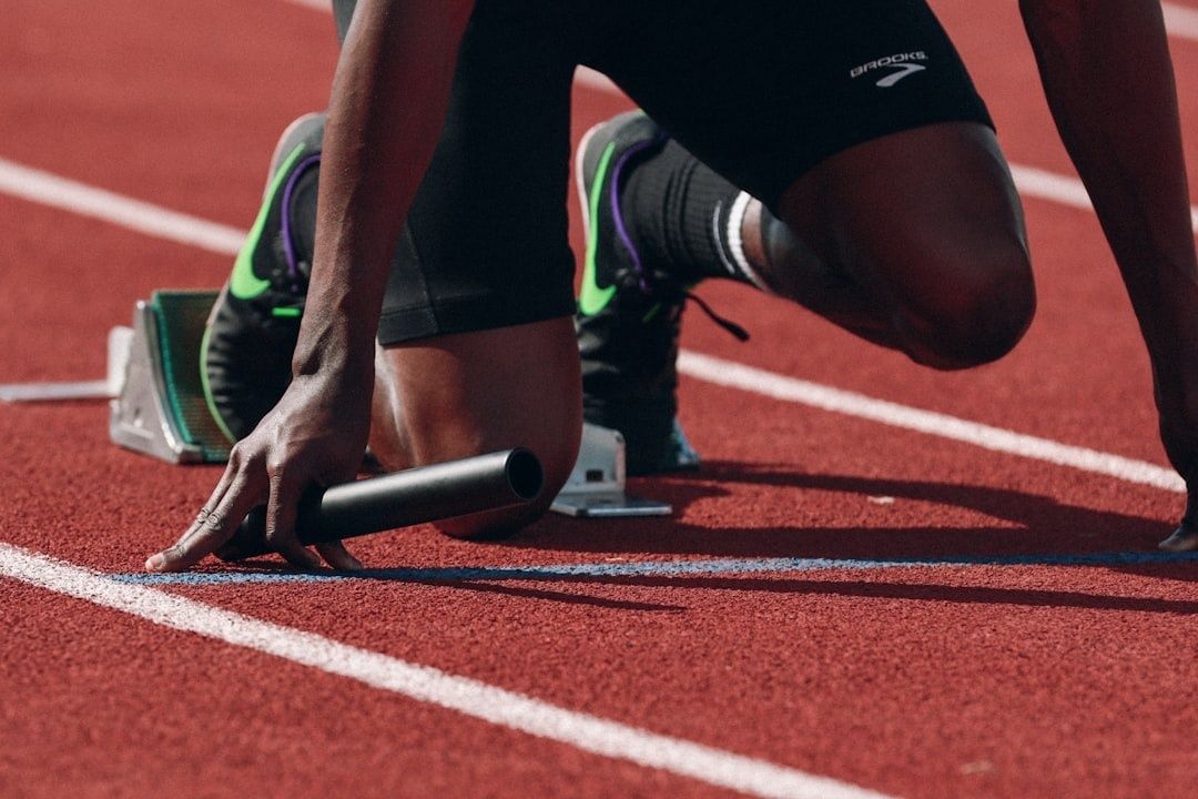 Närbild av sprinter i startblock, redo att accelerera på löparbanan